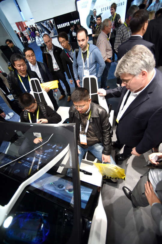 7일(현지시간) 미국 라스베이거스에서 열린 CES 2016 코닝 부스에서 관람객들이 코닝이 만든 커넥티드 카용 디스플레이 유리를 구경하고 있다.   코닝 제공